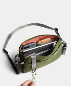 Bellroy City Pouch Plus Ranger Green -Men's Travel and Luggage http3A2F2Fstatic.theiconic.com .au2Fp2Fbellroy 6428 1003231 5