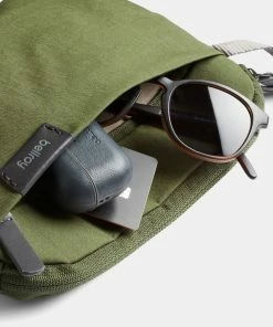 Bellroy City Pouch Plus Ranger Green -Men's Travel and Luggage http3A2F2Fstatic.theiconic.com .au2Fp2Fbellroy 6432 1003231 6