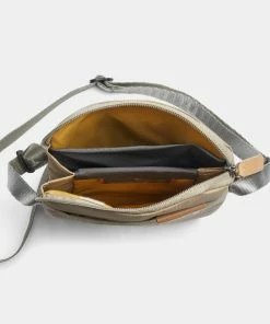 Bellroy City Pouch Lunar -Men's Travel and Luggage http3A2F2Fstatic.theiconic.com .au2Fp2Fbellroy 6788 3677511 4