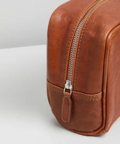 Double Oak Mills George Leather Washbag Tan -Men's Travel and Luggage http3A2F2Fstatic.theiconic.com .au2Fp2Fdouble oak mills 0076 571988 4