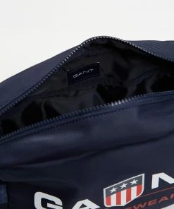 Gant Retro Shield Washkit Evening Blue -Men's Travel and Luggage http3A2F2Fstatic.theiconic.com .au2Fp2Fgant 6522 9723251 3