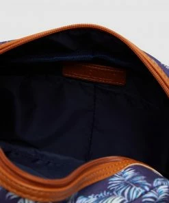 Oxford Palmer Wash Bag Navy -Men's Travel and Luggage http3A2F2Fstatic.theiconic.com .au2Fp2Foxford 5701 866659 3