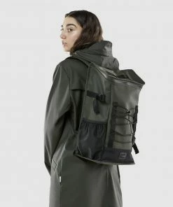 RAINS Mountaineer Bag Green -Men's Travel and Luggage http3A2F2Fstatic.theiconic.com .au2Fp2Frains 6866 531429 3