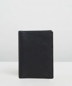Stitch & Hide Atlas Passport Holder Black