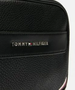 Tommy Hilfiger Downtown Washbag Black -Men's Travel and Luggage http3A2F2Fstatic.theiconic.com .au2Fp2Ftommy hilfiger 5889 7470731 4